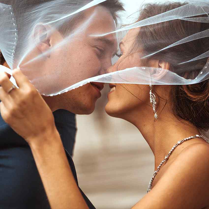 https://www.bridelymade.com/wp-content/uploads/2020/11/home_02_image_04.jpg